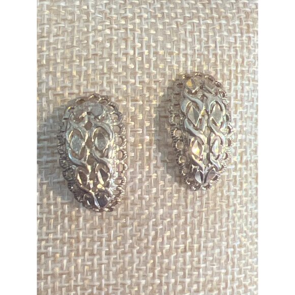 Vintage Gold Tone Filigree Earrings Pierced Lattice Openwork Dainty Estate 1" - Picture 1 of 5